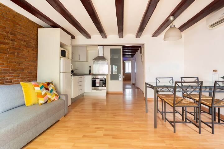 Great 2-Bedroom Apt for 4ppl- Beach & Las Ramblas! gallery image 3