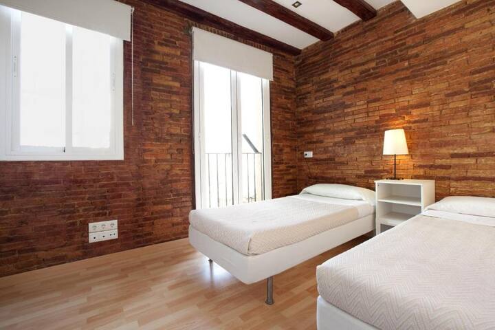 Great 2-Bedroom Apt for 4ppl- Beach & Las Ramblas! gallery image 4