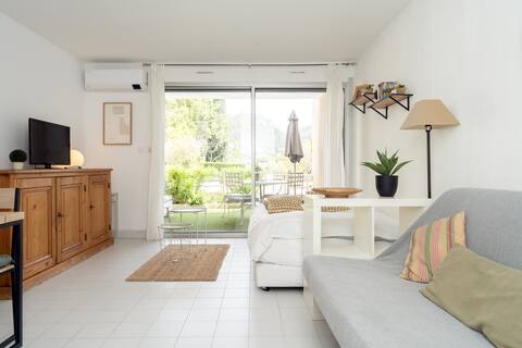 Top Airbnb: Cassis city center apartment with pool à Cassis