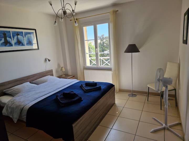 Chumba cha kulala kutoka nyuma kwenye ghorofa ya juu - kitanda sentimita 160x200