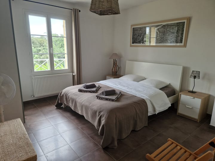 Chumba bora cha kulala kwenye ghorofa ya juu - kitanda cha sentimita 160 x 200 - chumba cha kuogea cha kujitegemea