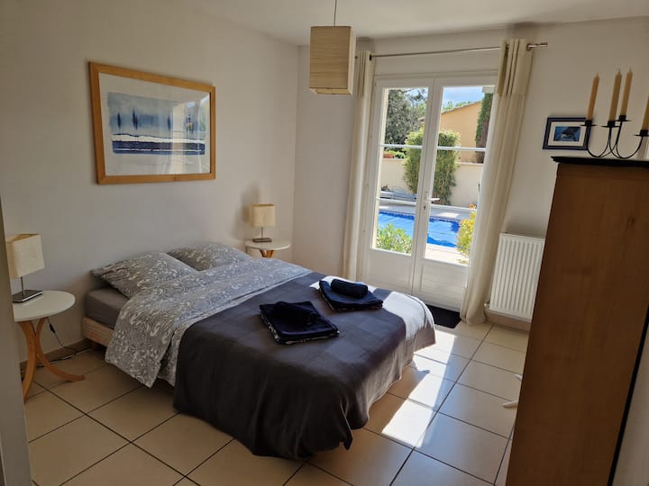 Chumba kikuu kwenye ghorofa ya chini - kitanda cha sentimita 140 x 200 - chumba cha kuogea cha kujitegemea