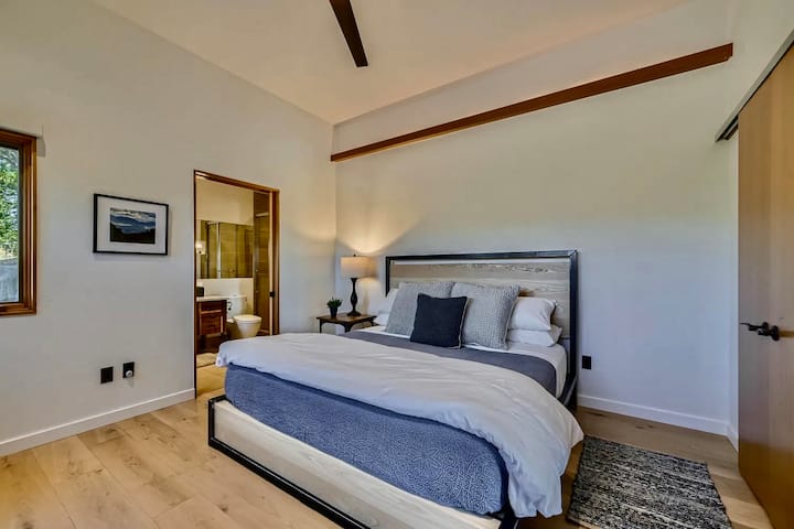 Elegante dormitorio de invitados con cama tamaño king, baño privado y encanto de montaña