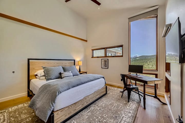 Habitación cómoda con cama tamaño king, espacio de trabajo y vistas a la montaña