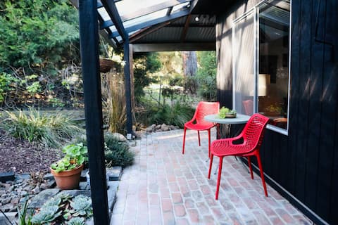 Top Airbnb: Idyllic, dog friendly, house. in Healesville