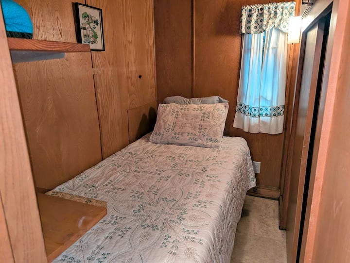 L'une des deux petites « chambres Cubby » avec un lit jumeau.