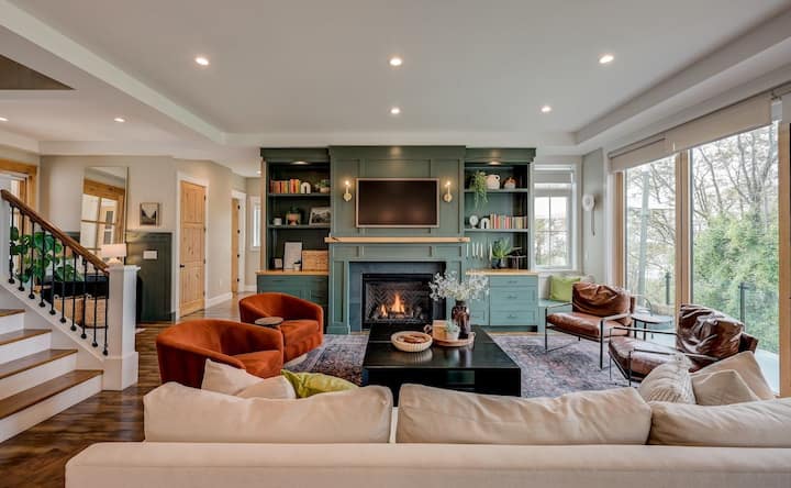 Luxury Seattle Farmhouse | Views & Bonus Suite - Seattle, WA