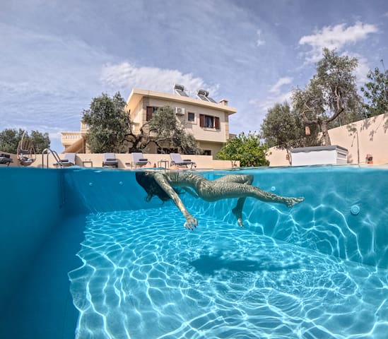 Villa Daratso heated private pool, view to the sea