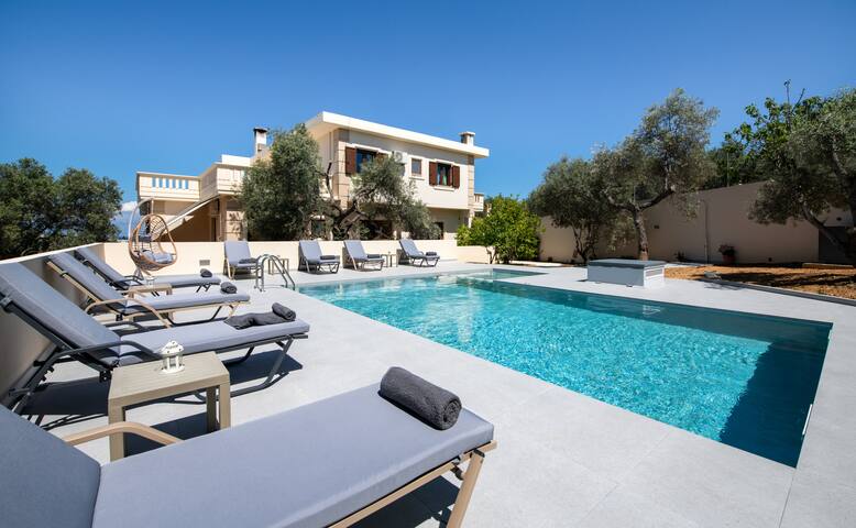 Villa Daratso heated private pool, view to the sea gallery image 2