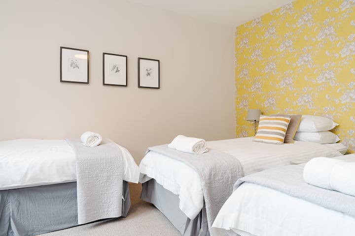 Двойни двойни или единични легла плюс още едно единично легло