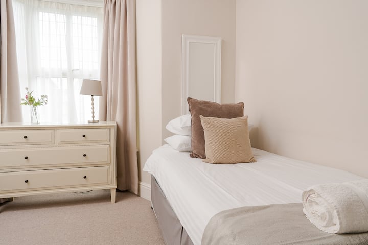 Легло тип Кинг или две единични легла