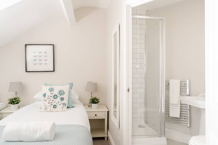 Двойно или единично легло с двойно легло king size плюс още едно единично легло - за 3 души - със самостоятелна душ кабина