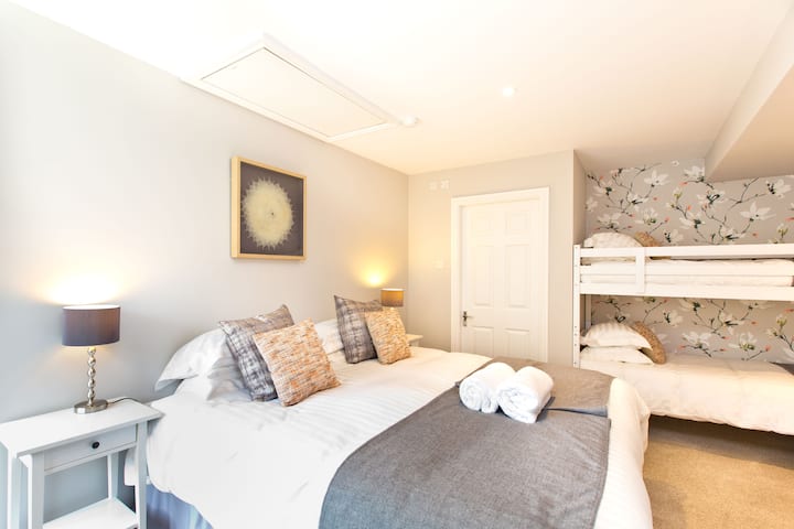 Spálňa 8: 2 samostatné alebo manželské postele s poschodovými posteľami