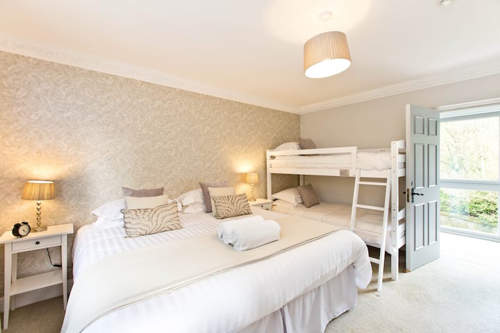 Spálňa 6: manželská posteľ alebo dve samostatné postele s poschodovou posteľou