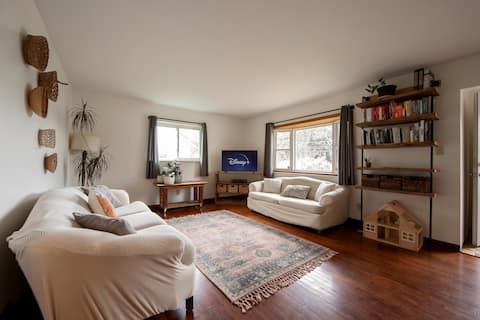Full Fenced Yard + BBQ | House w/ 7 Beds | SmartTV