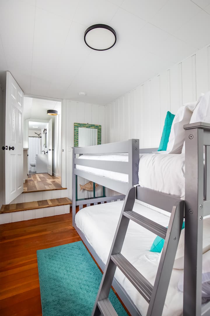 Bright and cheerful room with twin bunks