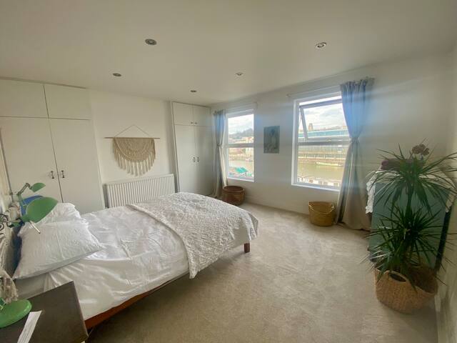 Amazing Victorian House overlooking the docks gallery image 5