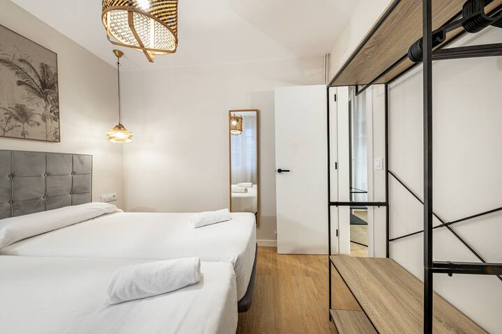 Refurbished great 4 bedroom flat in Eixample gallery image 4