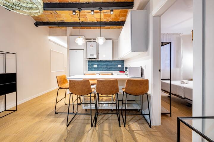 Refurbished great 4 bedroom flat in Eixample gallery image 2