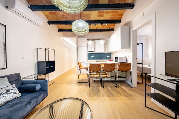 Refurbished great 4 bedroom flat in Eixample