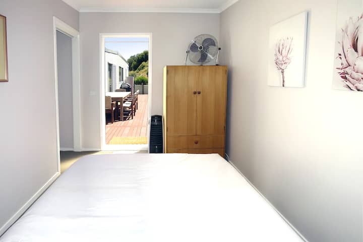 ห้องนอน 2 พร้อมเตียงควีนไซส์และทางเข้าดาดฟ้าด้านเหนือโดยตรง