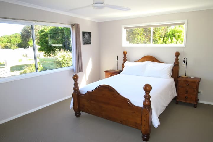 ห้องนอนใหญ่ 1 มีหน้าต่าง 3 ด้านพัดลมเพดานทีวีตู้เสื้อผ้าบิวท์อินและทางเข้าดาดฟ้าโดยตรง