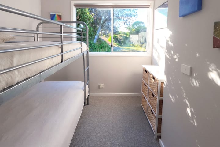 ห้องนอน 3 เตียงพร้อมแสงแดดยามเช้า