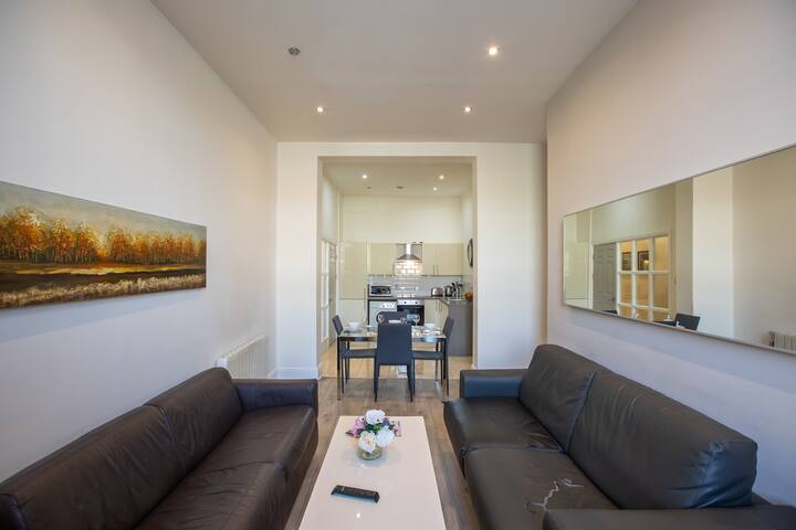 Temple Bar Spacious 3 bedroom apartment River view gallery image 2