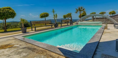 Four Stars ART-PE Villa with Jacuzzi, Water beds