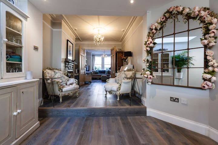 5 Star, Luxury Victorian Hse with AC London Awards