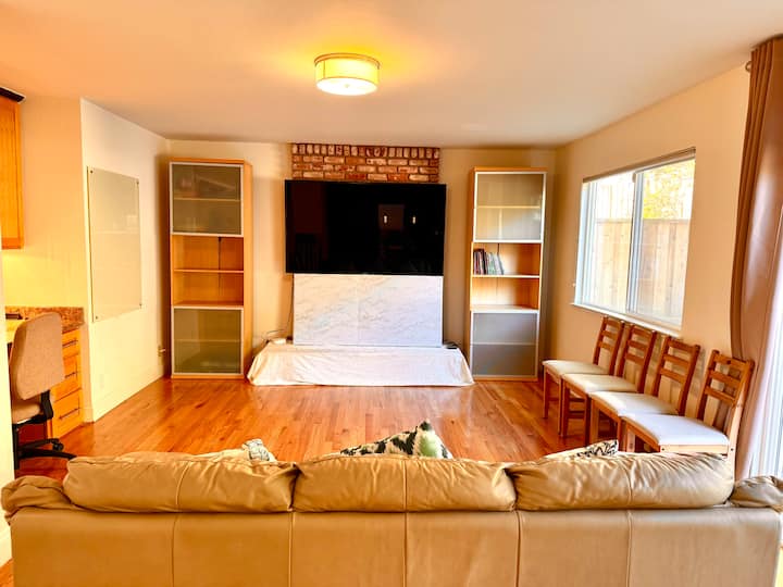 Habitación familiar con TV inteligente de 75 pulgadas con Apple TV y cabina Xfinity Comcast
