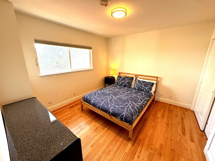 Dormitorio 4: habitación de invitados en la planta baja con cama doble/matrimonial.