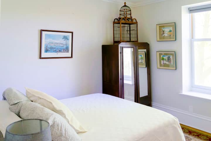 ห้องนอนชั้นหลักสว่างและเงียบสงบ