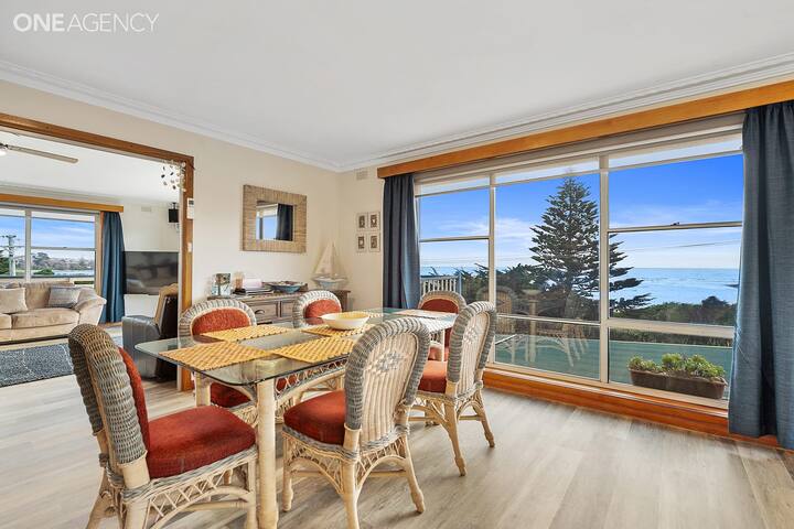 Alice Beside The Sea – 4 Bedroom Holiday House. gallery image 2