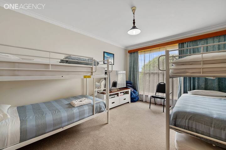 Alice Beside The Sea – 4 Bedroom Holiday House. gallery image 5