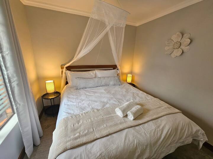 标准双人床X长度，配有白色干净的床上用品。 橱柜里还有一条额外的毯子。