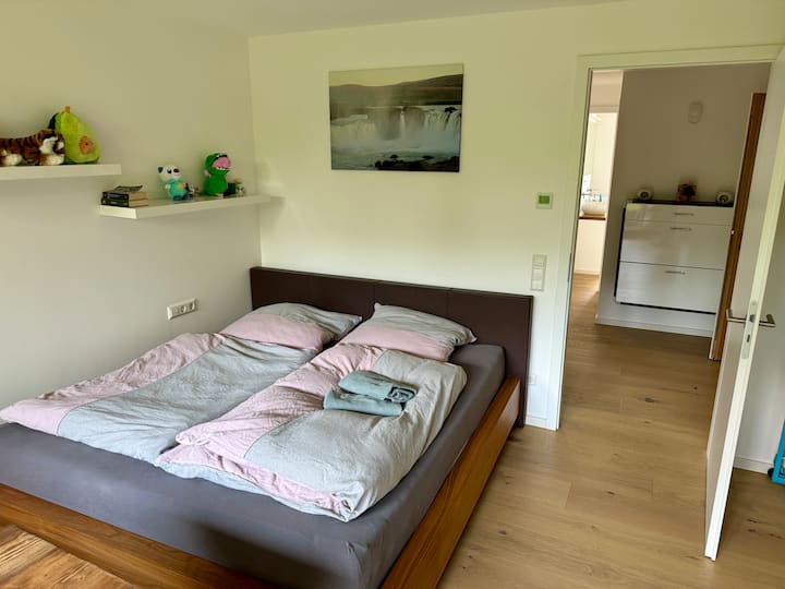 Soveværelse 2 med seng på 180 x 200 cm