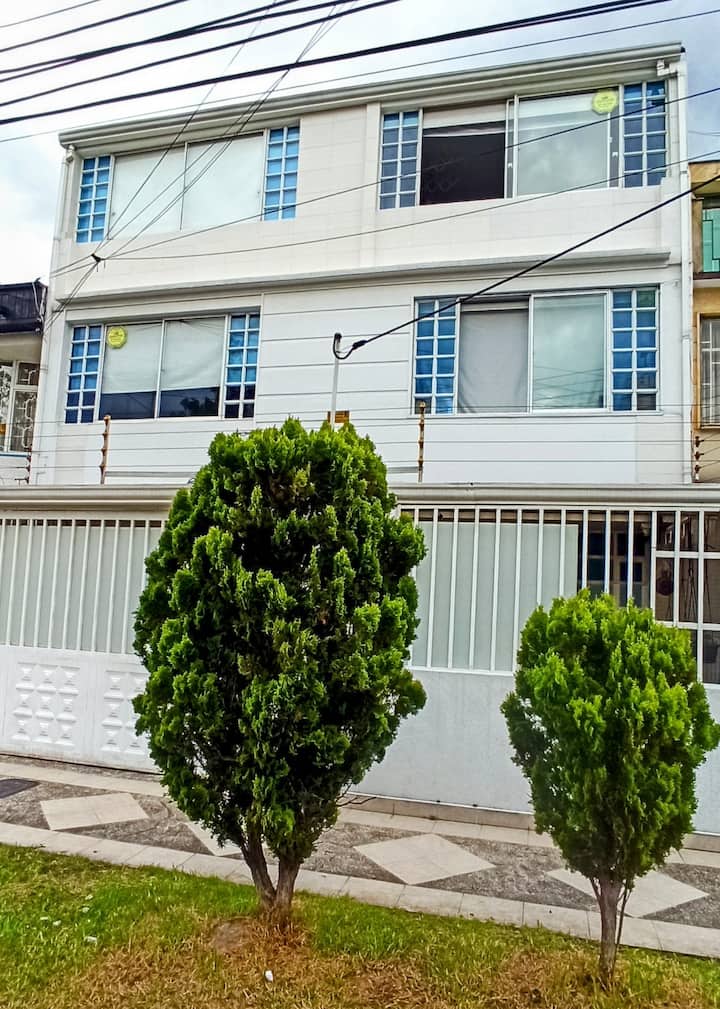 Apto. Planta 1, Cerca Parque S. Bolivar,embajada - Bogota