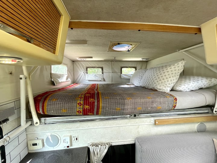 Kitanda cha ukubwa wa malkia.