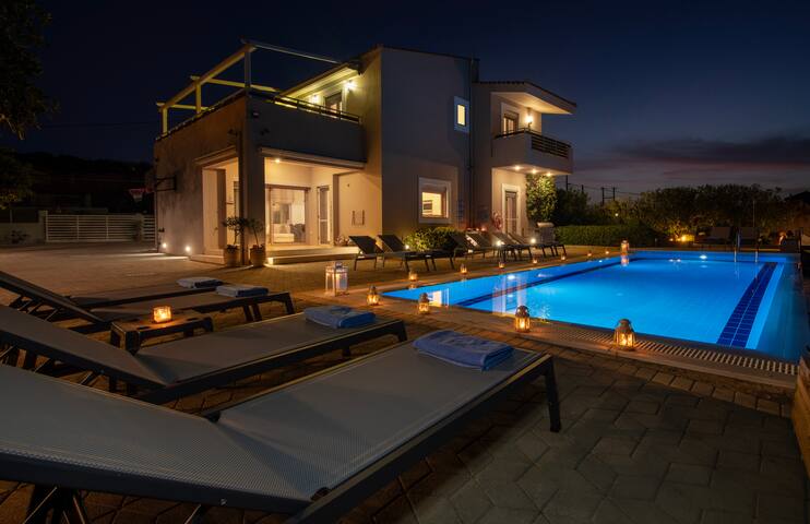 Four Seasons private villa-big heated pool-seaview