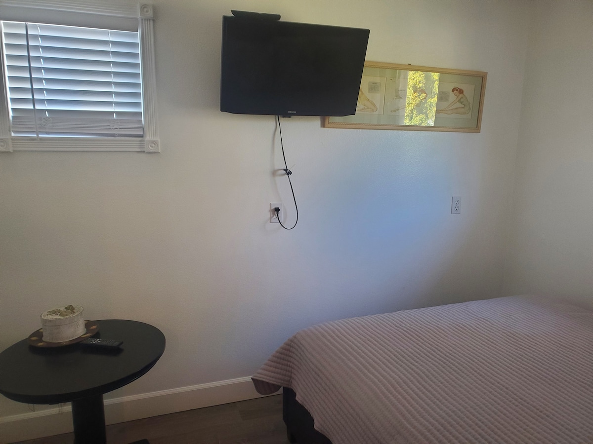 سرير كبير وخزانة كبيرة وتلفزيون ونافذة كبيرة مع إطلالة