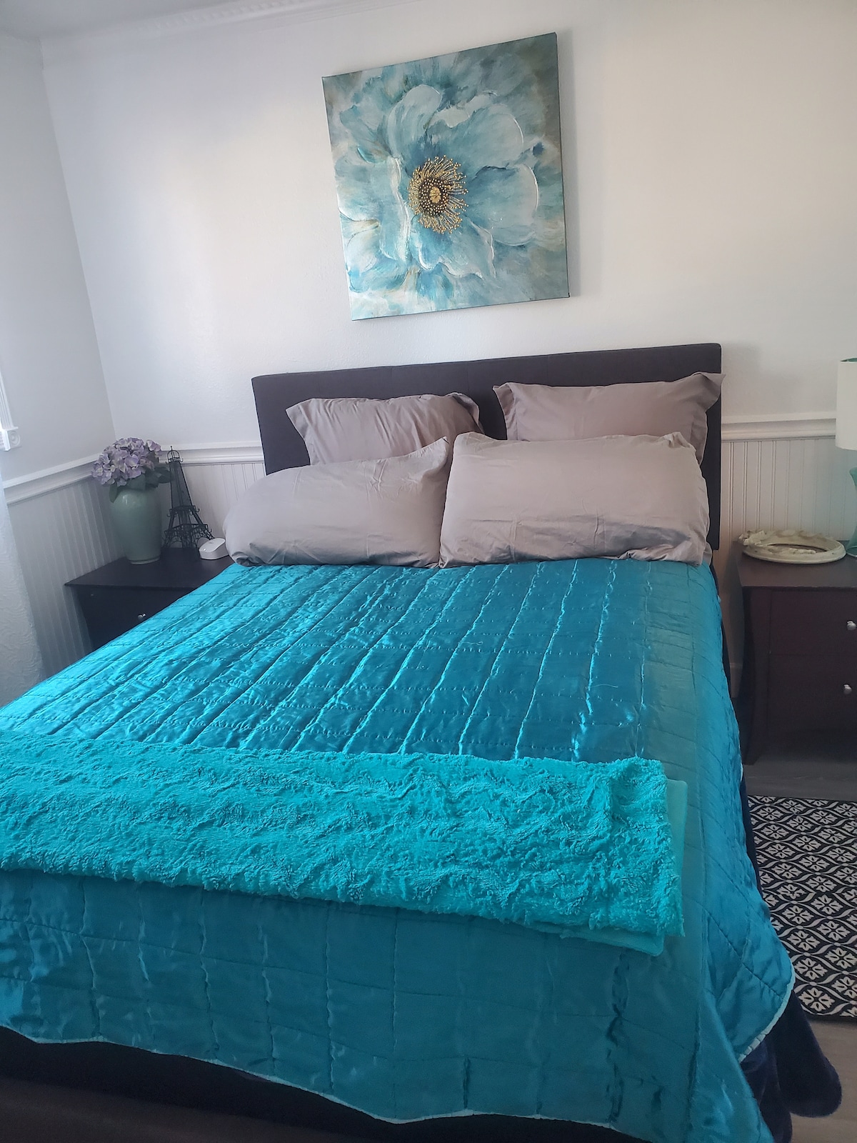 تحتوي غرفة نوم الضيوف على سرير بحجم كوين وخزانة ملابس وخزانة ملابس ونوافذ تطل على الفناء الأمامي