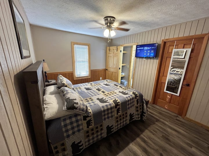 Master Bedroom with Queen Bed