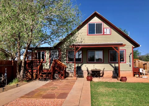 Our sweet, unique dog friendly home w/fast WiFi!