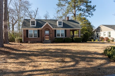 Charming Bungalow | King Bed | Downtown/Ft.Jackson