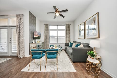 Top Airbnb: The Alexan| Walk to NRG| TX Med Center|MD Anderson in Braeswood
