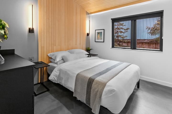 RAVN HAUS - Canopy - Glade Trail Bedroom Queen Bed Heated Floors - Government Camp, OR - Mt. Hood National Forest Vacation Rental
