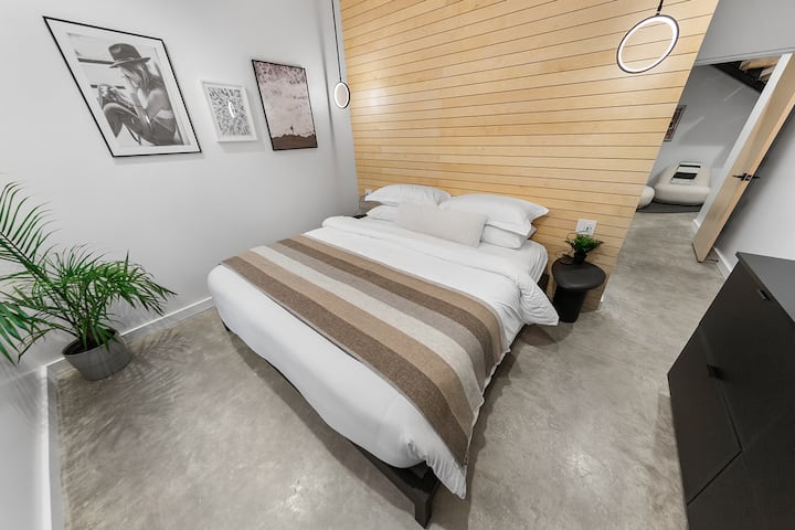 RAVN HAUS - Forest Floor - Wy East Room En Suite Bedroom King Bed Heated Concrete Floors & Private Bathroom - Government Camp, OR - Mt. Hood National Forest Vacation Rental