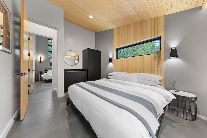 RAVN HAUS - Canopy - Alpine Trail Bedroom King Bed Mirror - Government Camp, OR - Mt. Hood National Forest Vacation Rental