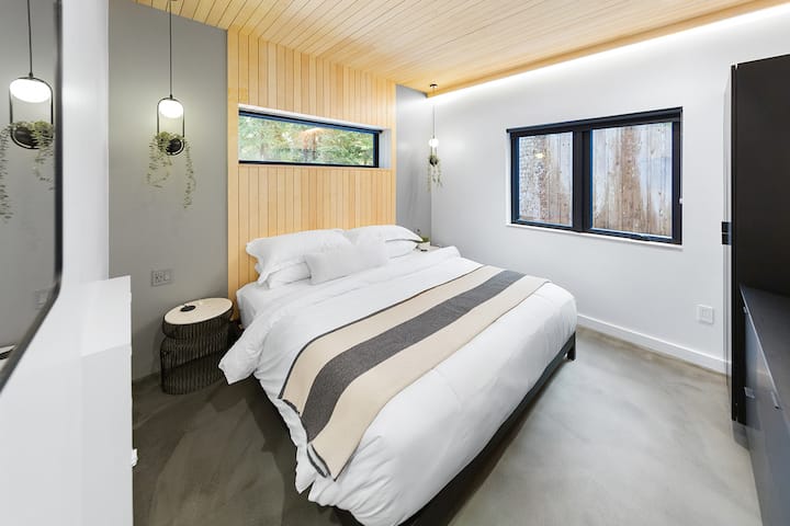 RAVN HAUS - Understory Level - Cascade Bedroom King Bed Heated Concrete Floors - Government Camp, OR - Mt. Hood National Forest Vacation Rental